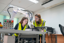 Sérgio Bento De Araújo destaca como as competições de robótica estimulam trabalho em equipe, empatia, resiliência e habilidades socioemocionais essenciais para o futuro.