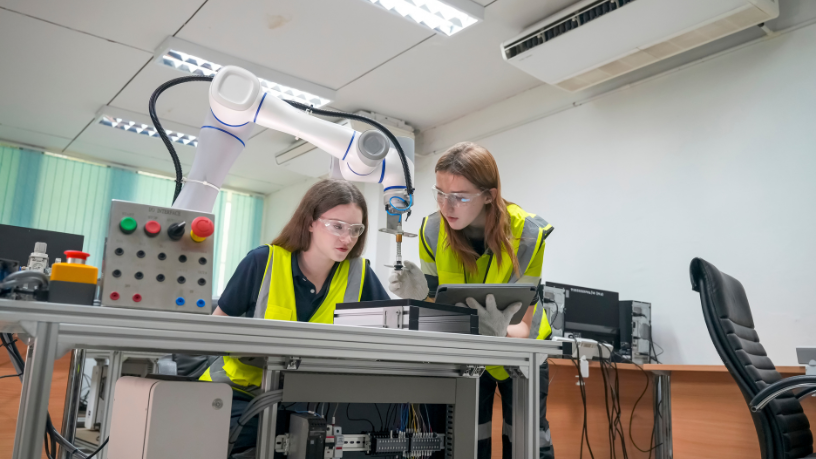 Sérgio Bento De Araújo destaca como as competições de robótica estimulam trabalho em equipe, empatia, resiliência e habilidades socioemocionais essenciais para o futuro.