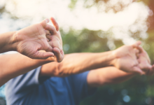 Alongamento antes e depois do treino: como essa prática potencializa resultados e reduz riscos, segundo a visão de Marcio Pires de Moraes sobre prevenção e recuperação muscular.