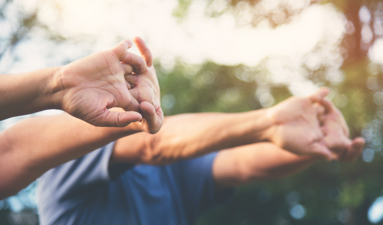 Alongamento antes e depois do treino: como essa prática potencializa resultados e reduz riscos, segundo a visão de Marcio Pires de Moraes sobre prevenção e recuperação muscular.