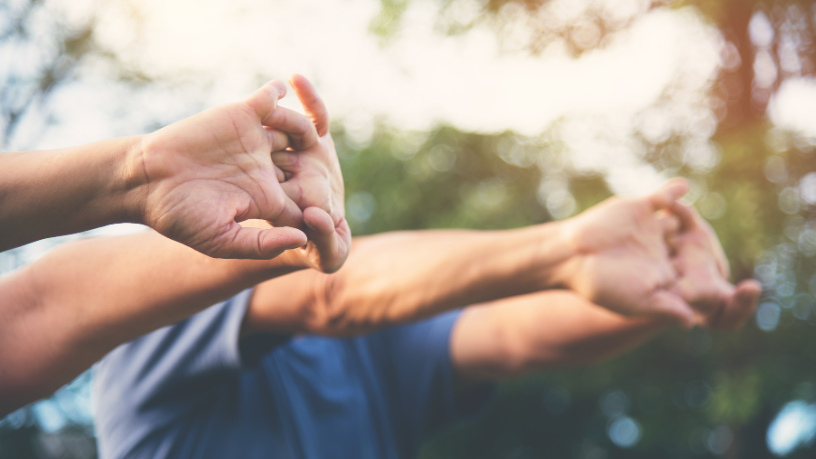 Alongamento antes e depois do treino: como essa prática potencializa resultados e reduz riscos, segundo a visão de Marcio Pires de Moraes sobre prevenção e recuperação muscular.