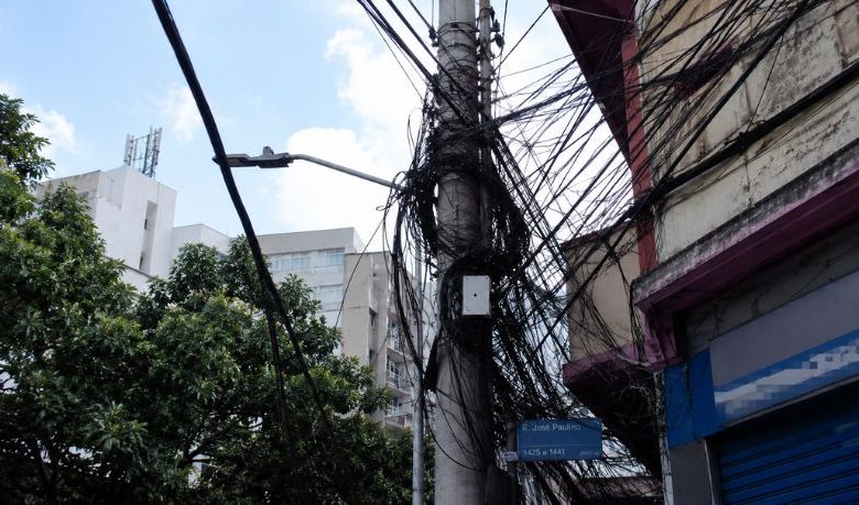 Poluição visual urbana: a estratégia para combater os fios suspensos e os cartazes no espaço público de São Paulo