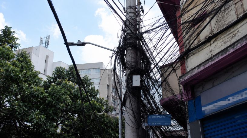 Poluição visual urbana: a estratégia para combater os fios suspensos e os cartazes no espaço público de São Paulo