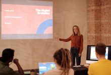 Mulher apresenta conceitos de evolução digital, inteligência artificial e big data durante um seminário.
