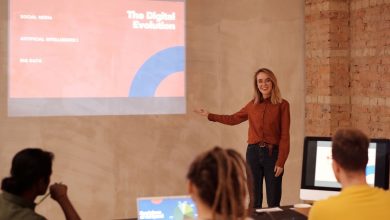 Mulher apresenta conceitos de evolução digital, inteligência artificial e big data durante um seminário.