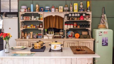 Cozinha vintage com eletrodomésticos, utensílios e objetos decorativos coloridos, criando uma atmosfera nostálgica.