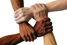 Mãos de diferentes pessoas unidas, simbolizando apoio, cooperação e solidariedade.