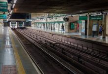 Passageiros aguardam um trem em uma estação de metrô de São Paulo.