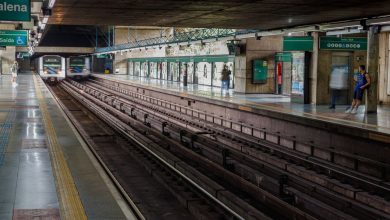 Passageiros aguardam um trem em uma estação de metrô de São Paulo.