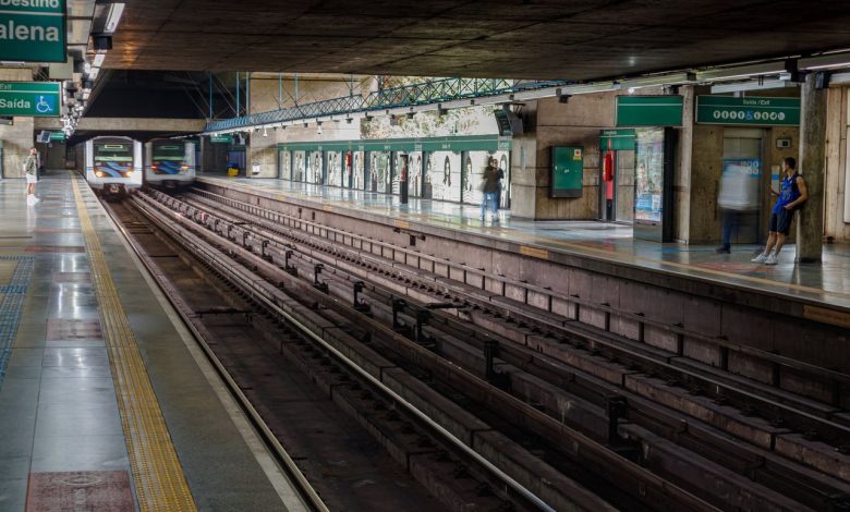 Passageiros aguardam um trem em uma estação de metrô de São Paulo.