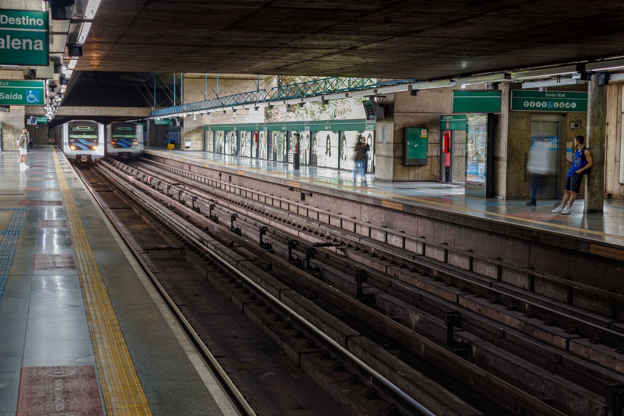 Passageiros aguardam um trem em uma estação de metrô de São Paulo.