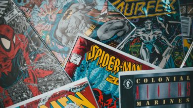 Revistas e quadrinhos coloridos espalhados sobre uma superfície, vistos de cima.