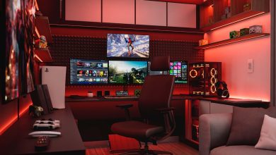 Ambiente doméstico moderno com console PlayStation, computador, fones de ouvido e iluminação vermelha